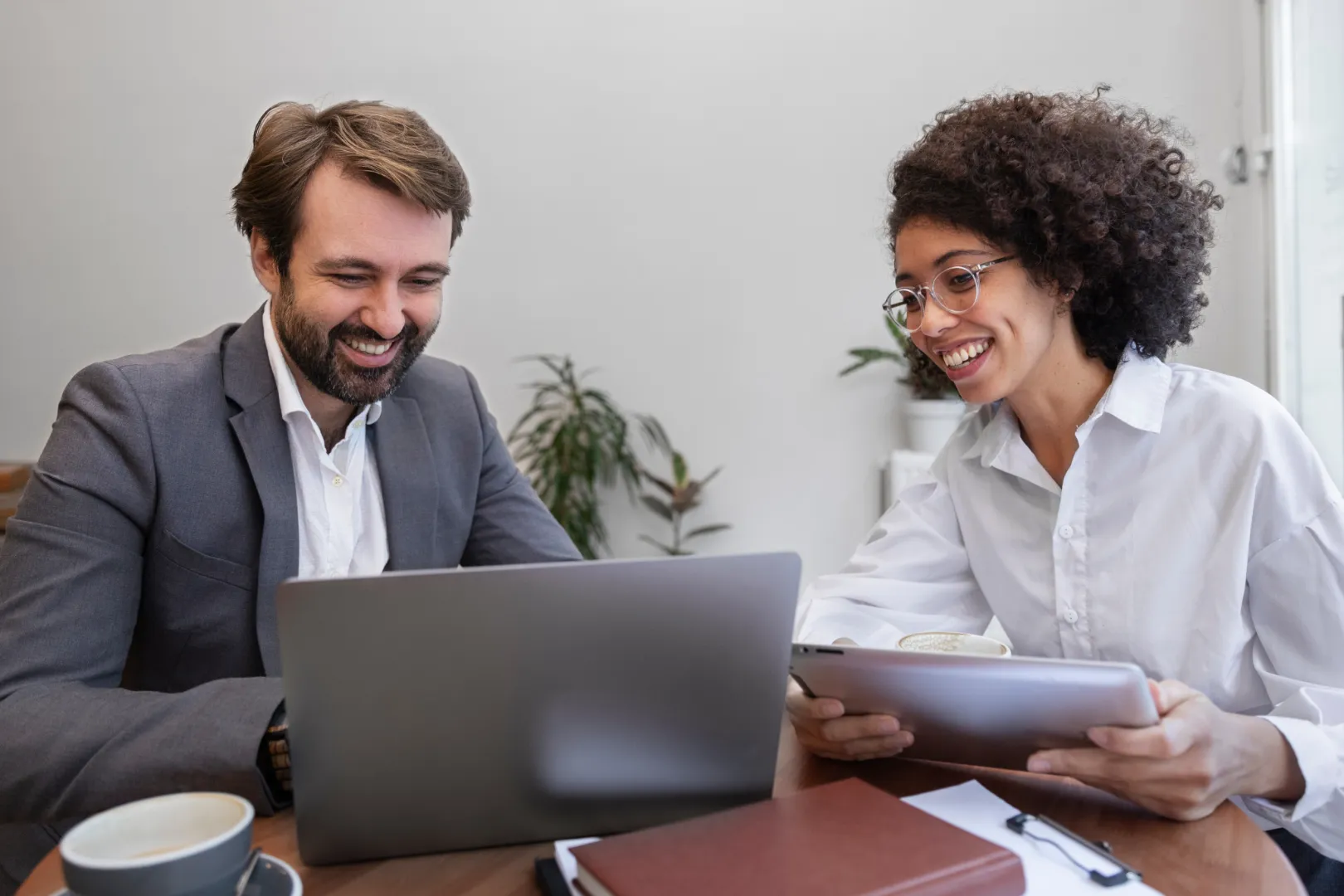 Colaboradores trabalhando juntos em um projeto com os benefícios da CD Capital.